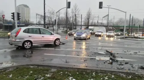 Zderzenie na rondzie Żaba.  Auta blokowały skrzyżowanie