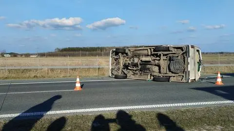  Bus przewrócił się na bok, ranne małe dziecko