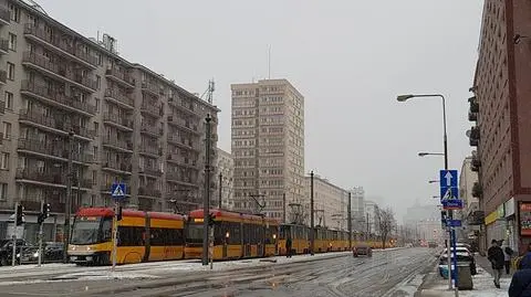 Sznur tramwajów na Puławskiej, drzewo na torach na rondzie Unii