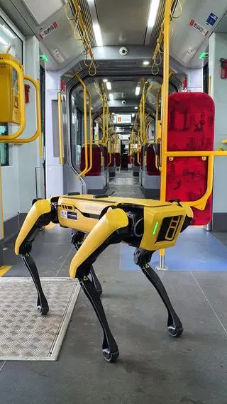Robot SPOT w zajezdni Żoliborz.