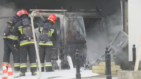 "Niewielki pożar, ogromne zagrożenie". Jak gasić płonące auto? 