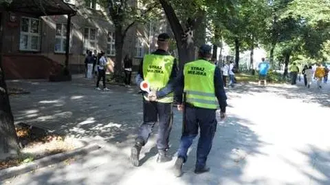 Strażnikom spodnie pękają na pupach