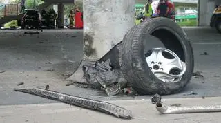 Auto wbiło się pod schody przy Trasie Łazienkowskiej