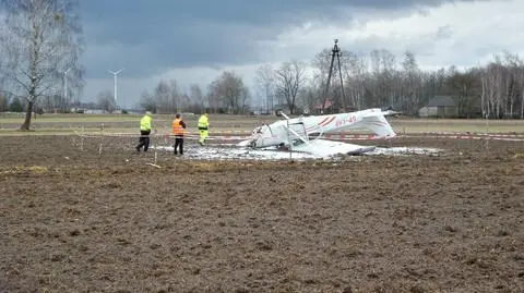Samolot zahaczył skrzydłem o ogrodzenie, wywrócił się na dach 