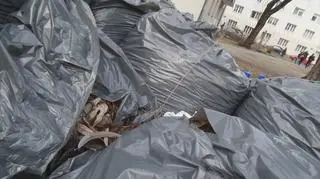 Nieodebrane worki z zielonymi odpadami przy Chełmskiej