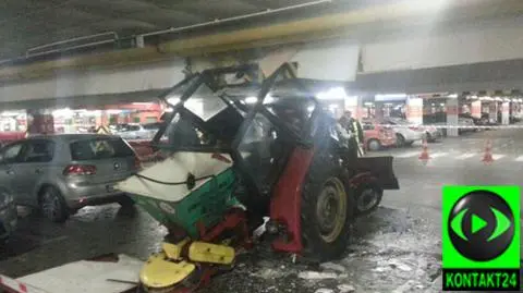 Ciągnikiem do odśnieżania zahaczył o sufit. Wypadek w centrum handlowym
