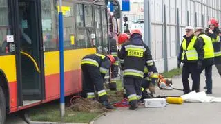 Autobus wjechał na bariery energochłonne 