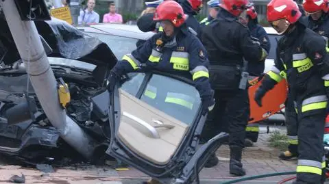 Zderzenie mini i BMW w al. Wilanowskiej. Ranne dwie osoby