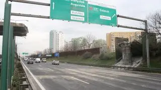 Kładka nad Trasą AK prawie rozebrana