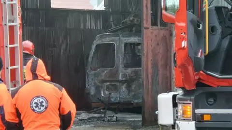 Samochód, garaż i przybudówka spaliły się doszczętnie