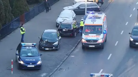 Ford uderzył w stojący radiowóz. Policjant w szpitalu