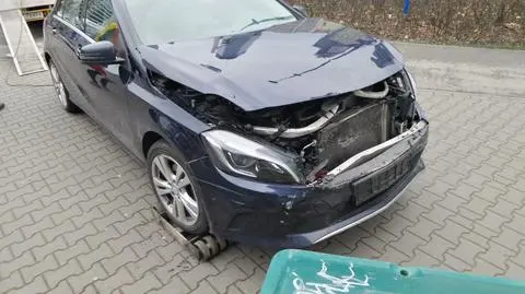 Kolizja dwóch samochodów na rondzie ONZ