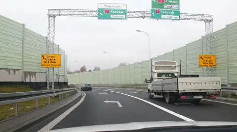 Znaki nie pomogły. Na moście kierowcy wciąż stoją w korku