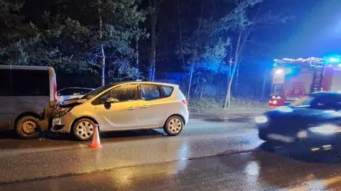 Uderzył w samochód i uciekł. W aucie zostały puszki po piwie