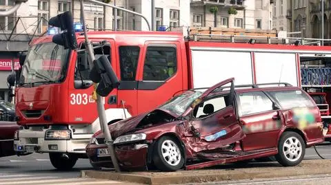 Tramwaj wjechał w opla. Składy nie kursowały