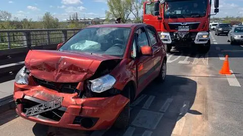 Utrudnienia na moście Łazienkowskim. Dwa rozbite auta na buspasie