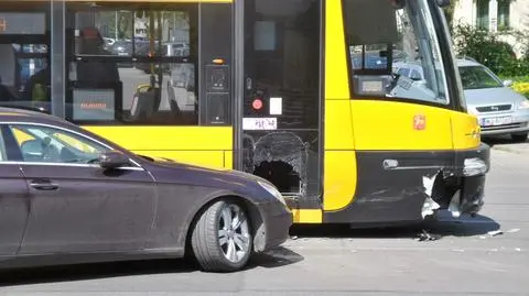 Rakowiecka: tramwaj zderzył się z mercedesem