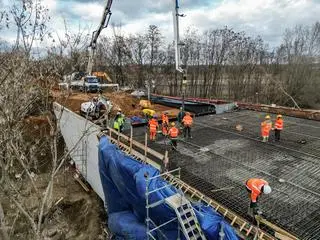 Betonowanie płyty głównej wiaduktu na ulicy Marywilskiej