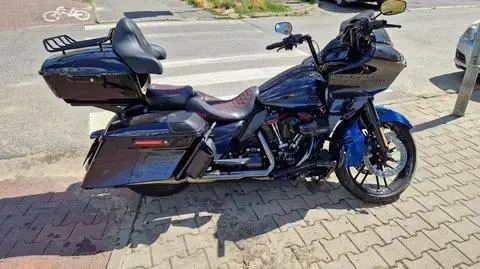 Zderzenie harleya i auta osobowego. Motocyklista trafił do szpitala