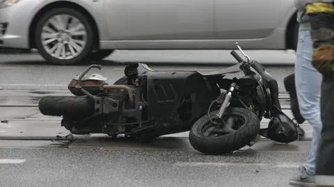 Wypadek skutera w al. Jana Pawła II. Tramwaje stanęły