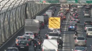 Korek po zderzeniu trzech samochodów na S8