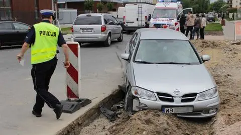 Po zderzeniu wpadła na budowę. Kobieta w ciąży do szpitala