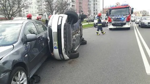 Auto na boku na Stryjeńskich