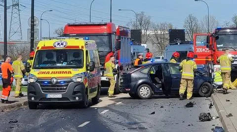 Wypadek na obrzeżach Warszawy. Auta poważnie zniszczone, silnik w rowie, kierowca pijany