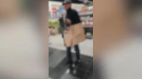 Chciał wynieść ze sklepu kagańce. Zatrzymał go policjant po służbie