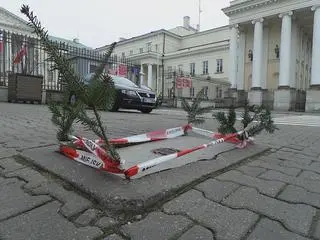 Tak strażnicy miejscy zabezpieczyli uszkodzoną studzienkę