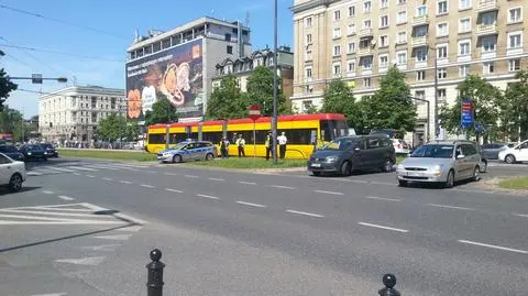 Tramwaj zderzył się z osobówką. Jedna osoba w szpitalu