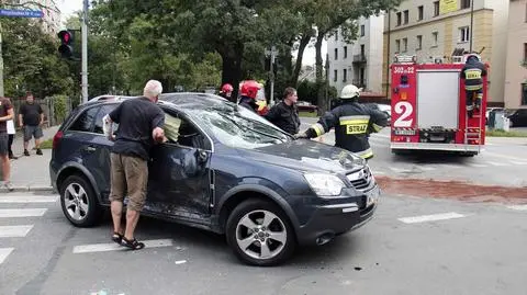 Dachowanie we Włochach. Ciężarówka zasłoniła widok