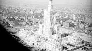 Pałac Kultury i Nauki na zdjęciu lotniczym z 1955 roku