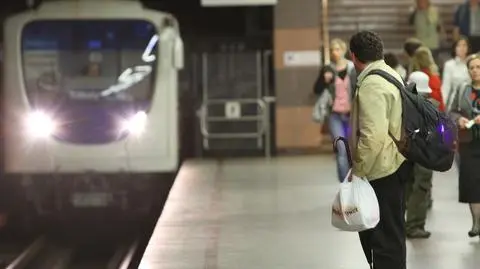 Ona wsiadła do metra, pies na smyczy został na peronie 