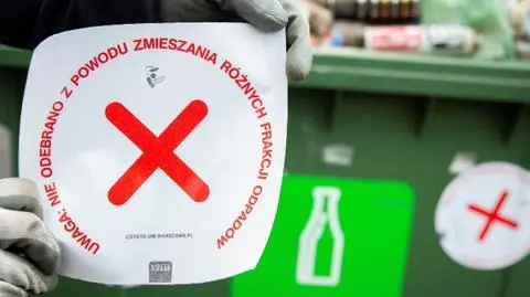 Ostrzegawcze naklejki na śmietnikach. Przykleją i nie zabiorą odpadów