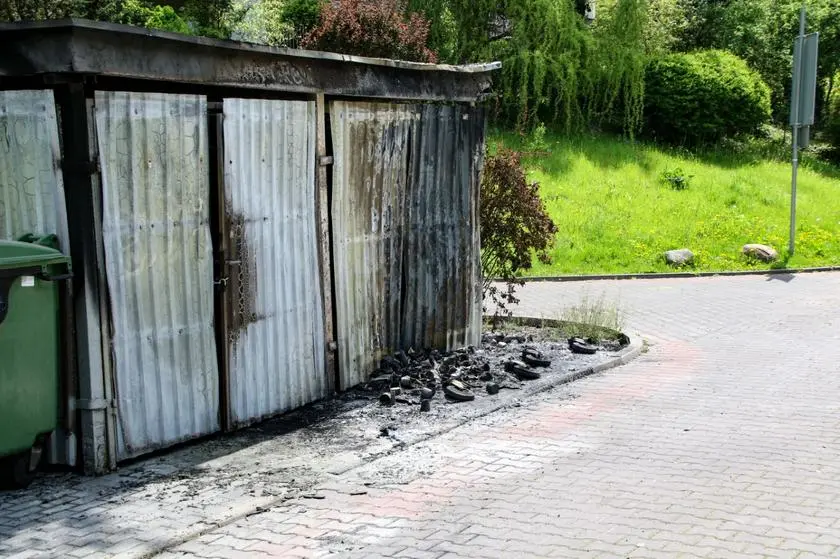 Policja: podpalał meble na klatkach schodowych. Wyszedł na wolność i podkładał ogień w altanach