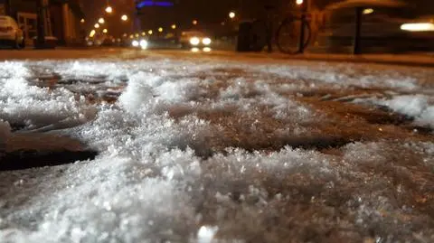 Szykujcie się na poranne odśnieżanie aut. W nocy popadało