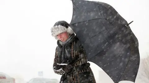 Wiatr i deszcz ze śniegiem. Taki będzie piątek w stolicy