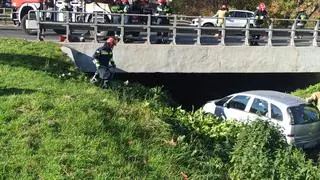 Auto wpadło do Potoku Służewieckiego