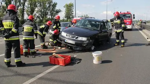 Zderzenie na Łazienkowskim, odpadła część auta i uszkodziła autobus 