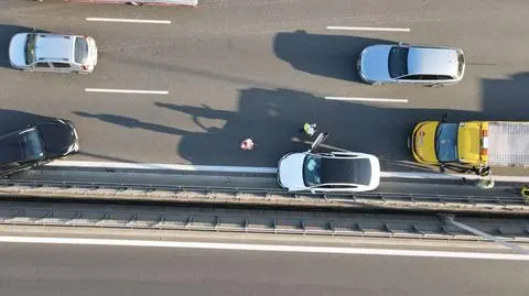Jeden się obrócił, drugi wpadł w barierki. Zderzenie na S8