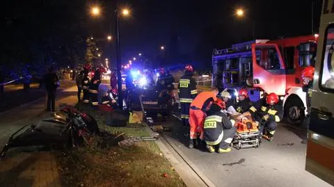 Opel uderzył w latarnię.  Strażacy uwolnili kierowcę