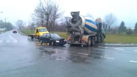 Skodą w betoniarkę