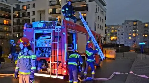 Pożar w podziemnym garażu. Ogień zajął dwa samochody