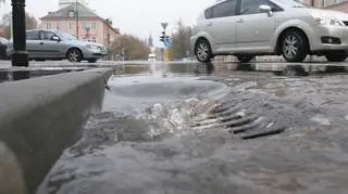 Awaria wodociągowa. Woda zalała ulicę Długą i  pl. Krasińskich