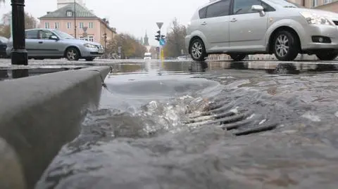 Woda zalała plac Krasińskich. Awaria