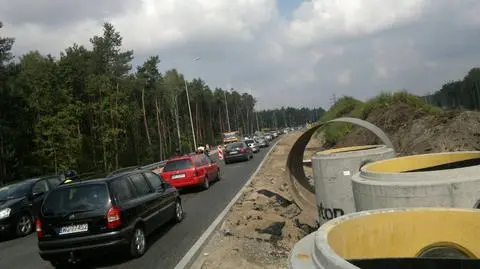 Kilometrowe korki na wylotówce. "W poniedziałek będzie gorzej"