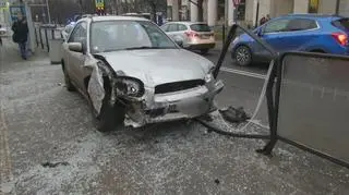 Kierowca staranował barierki przystanku tramwajowego