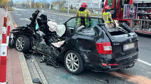 Poważny wypadek na Służewie, kierowca był zakleszczony w aucie