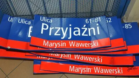 Tablice ukryli pod kurtkami